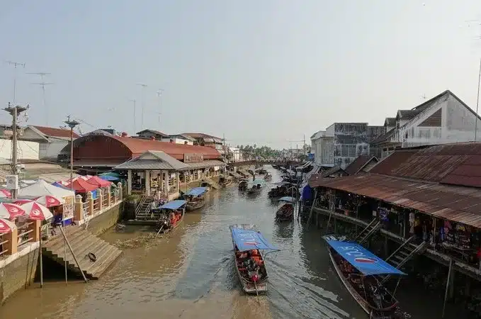 ตลาดน้ำอัมพวา ตลาดริมน้ำ เรือ และบ้านไม้ริมคลอง