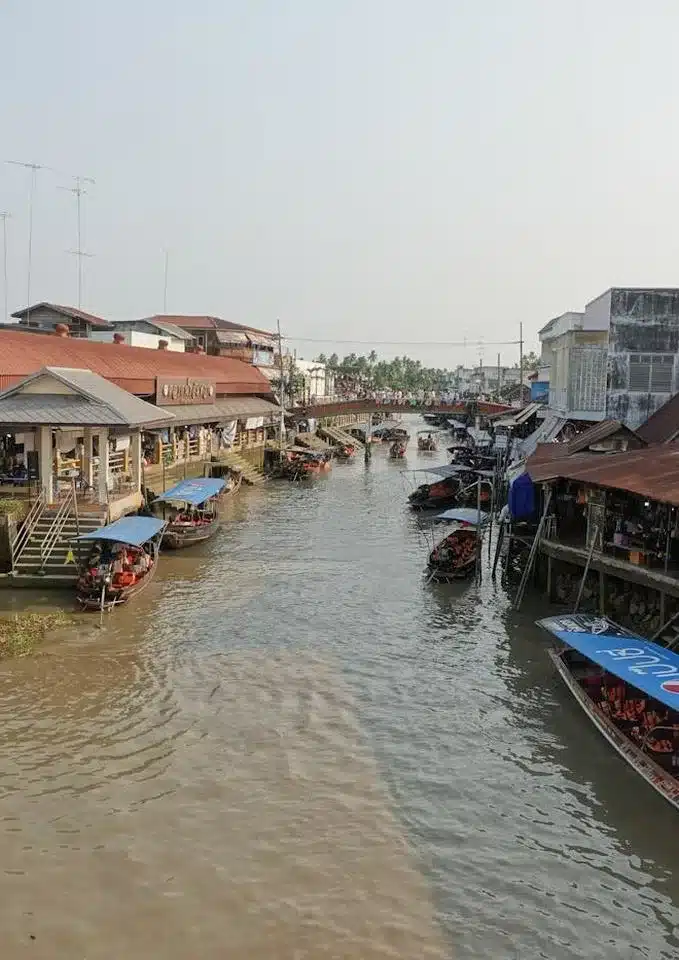 ตลาดน้ำอัมพวา ตลาดริมน้ำ เรือ และบ้านไม้ริมคลอง