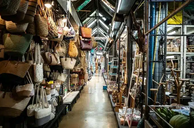 ตลาดนัดจตุจักร ทางเดินตลาด ร้านค้า และผู้คน