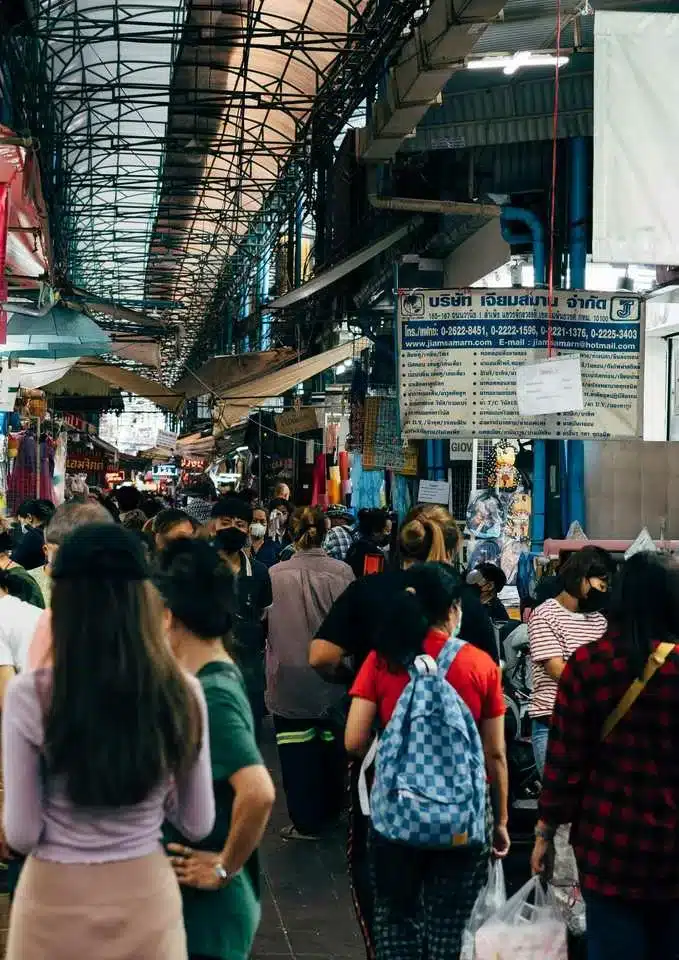 ตลาดนัดจตุจักร ทางเดินตลาด ร้านค้า และผู้คน