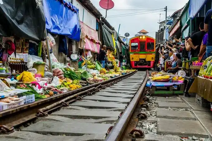 ตลาดร่มหุบแม่กลอง ตลาดริมรางรถไฟและแผงขายของ