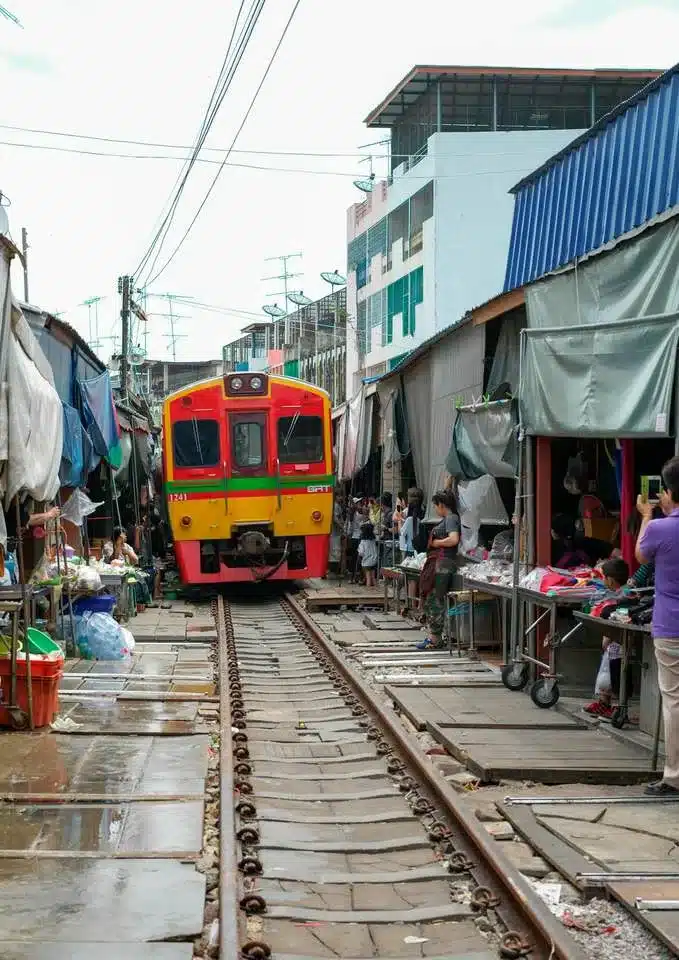 ตลาดร่มหุบแม่กลอง ตลาดริมรางรถไฟและแผงขายของ