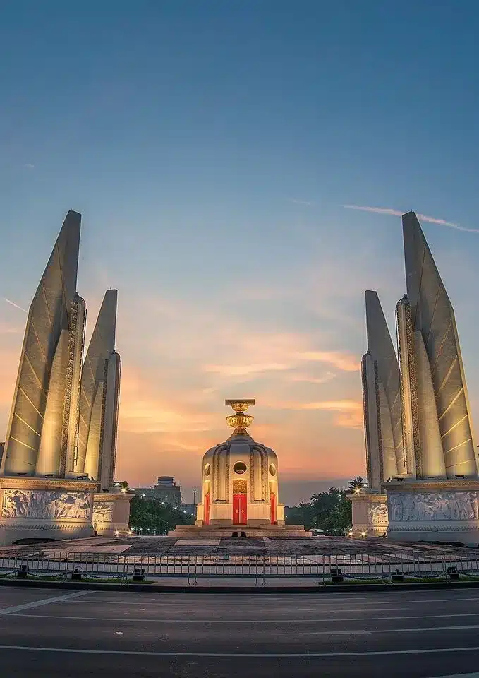 อนุสาวรีย์ประชาธิปไตย บรรยากาศ