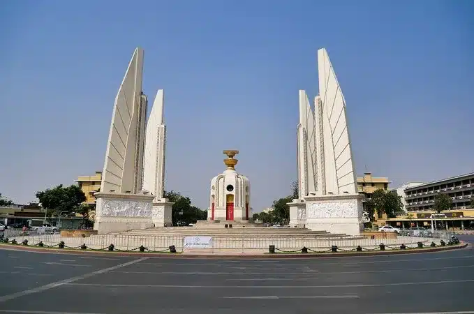 อนุสาวรีย์ประชาธิปไตย เดินชมแลนด์มาร์กถนนราชดำเนิน