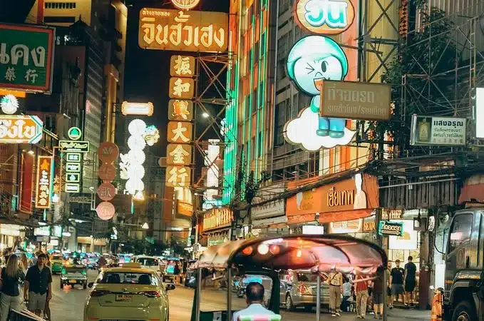 ถนนเยาวราช เดินกินสตรีทฟู้ดย่านไชน่าทาวน์กรุงเทพ