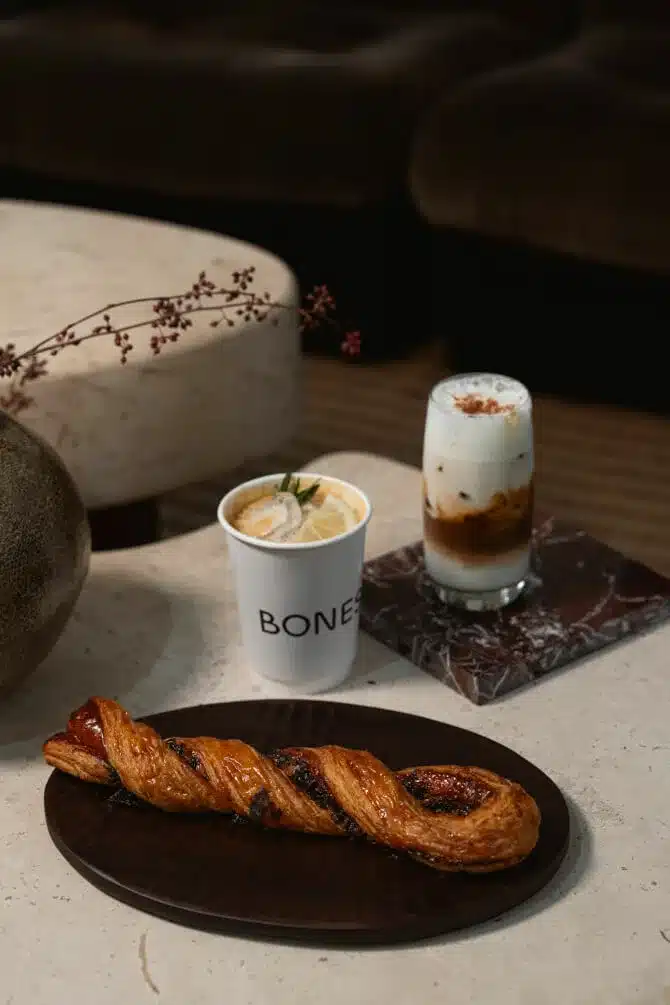 มุมขนมและโต๊ะใน Bones Cafe