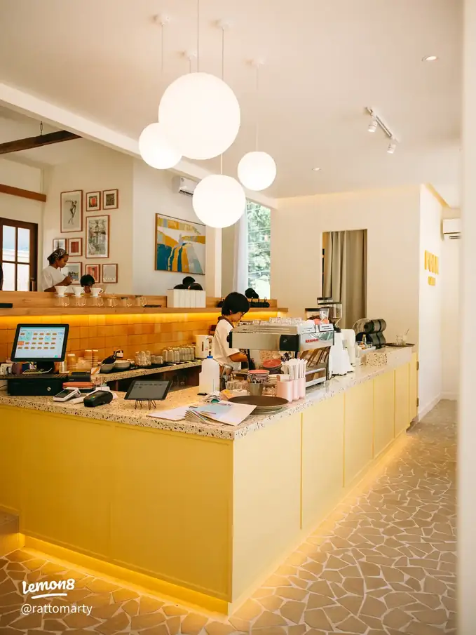 เคาน์เตอร์สีเหลืองภายใน Folk Lane by Toby’s