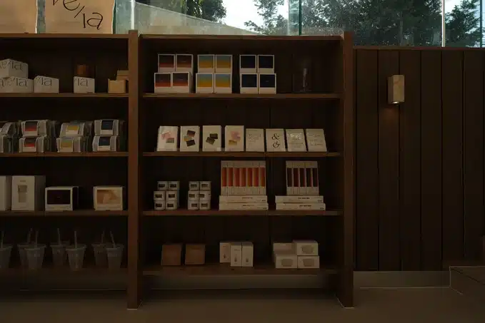 ชั้นวางสินค้า VE/LA at Home ภายในร้าน