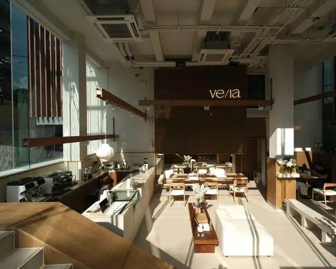 ภาพมุมสูงของบาร์และโถง haus VE/LA