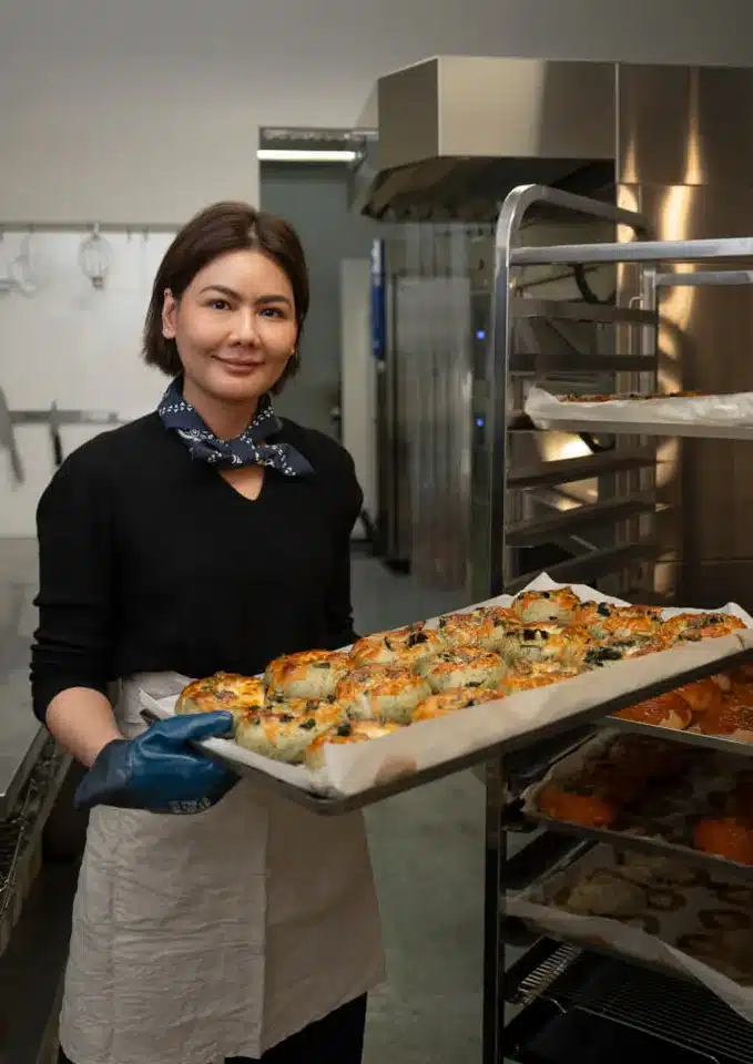 ทีมงาน SYDNY BAGELS เตรียมเบเกิลสดในครัว
