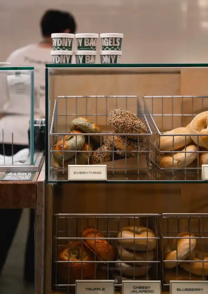 ตู้เบเกิลหลากหลายรสชาติที่ SYDNY BAGELS