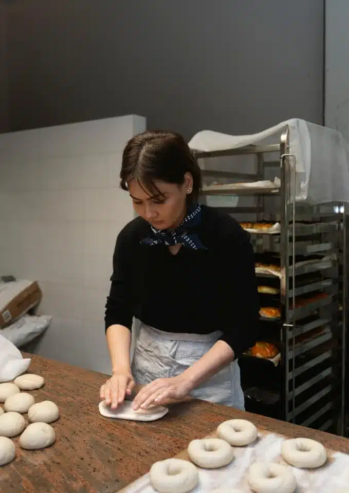 การขึ้นรูปแป้งเบเกิลด้วยมือของ SYDNY BAGELS