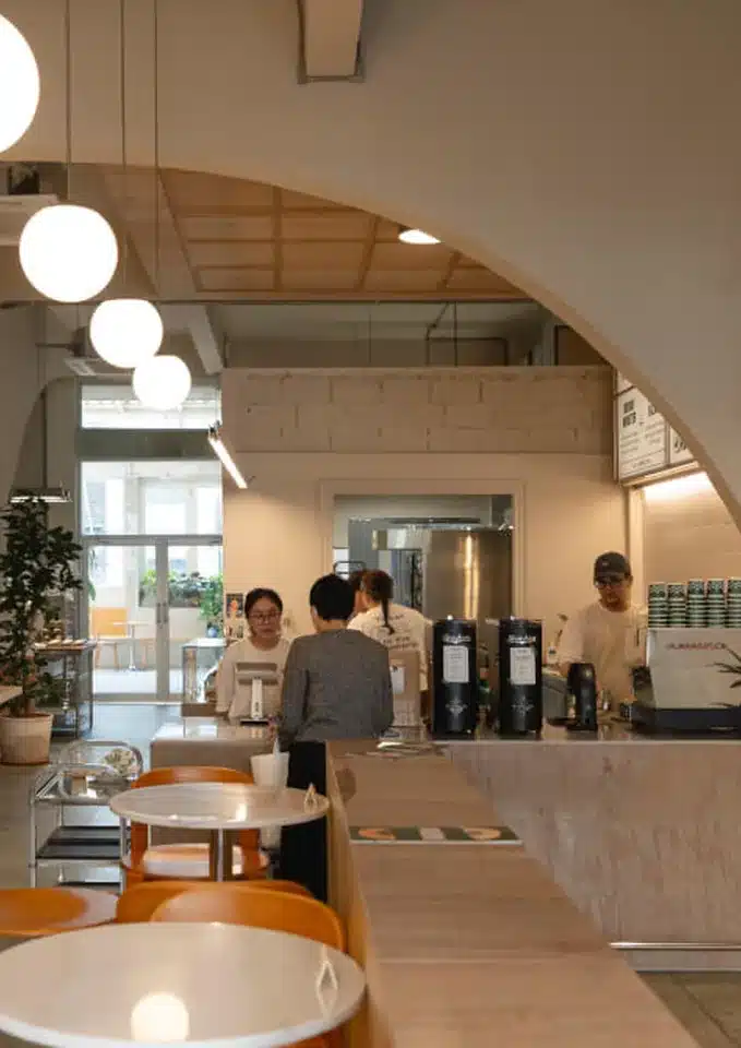 บรรยากาศภายในร้าน SYDNY BAGELS เจริญกรุง