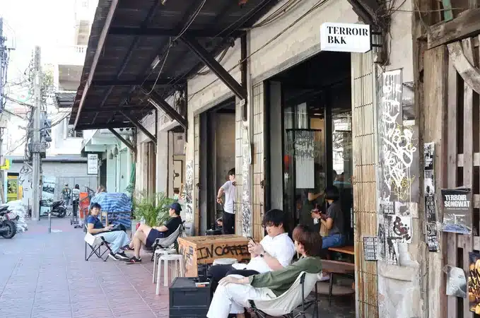 ที่นั่งด้านหน้าร้าน Terroir.BKK Song Wat บนถนนทรงวาด