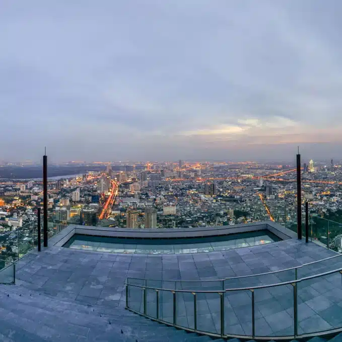 จุดชมวิวกลางแจ้ง Mahanakhon SkyWalk ช่วงเย็น