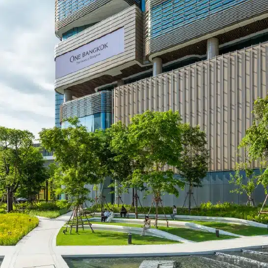 บรรยากาศสวนเมือง One Bangkok Park และอาคารโดยรอบ