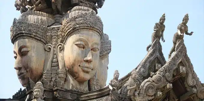 รายละเอียดงานแกะสลักไม้ภายในปราสาทสัจธรรม