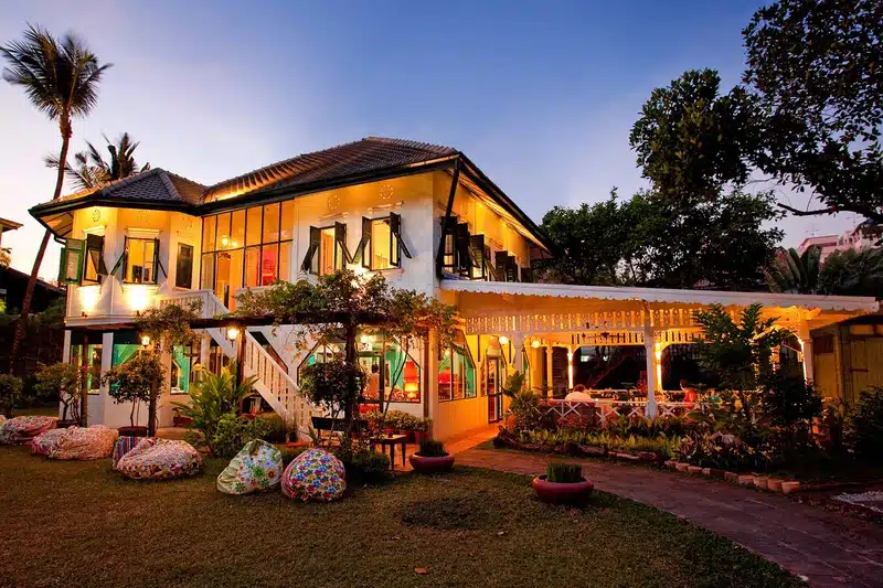 เรือนโคโลเนียลโบราณอายุกว่าศตวรรษของ Issaya Siamese Club สาทร กรุงเทพฯ