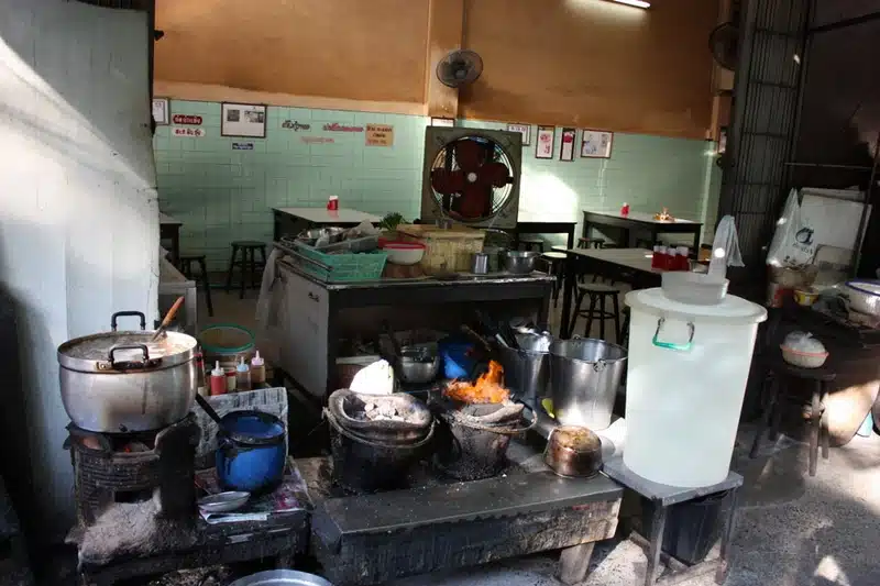 เตาถ่านโบราณไฟแรงสูง เอกลักษณ์ความหอมกลิ่นกระทะของร้านเจ๊ไฝ ประตูผี