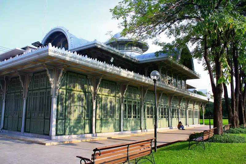 อาคารเทียบรถพระราชวังพญาไท ที่ตั้งของร้านกาแฟนรสิงห์